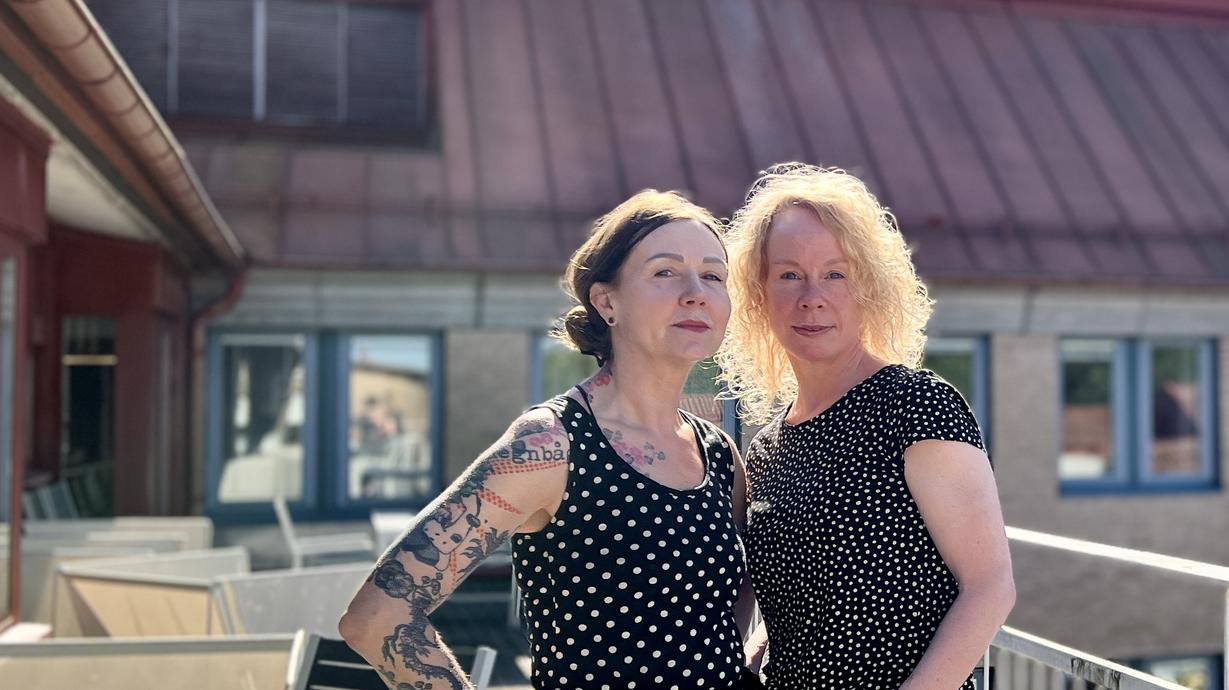 Forskarna Annelie de Cabo och Kristina Alstam står på en balkong. 